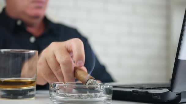 Imagen borrosa con el empresario bebiendo whisky y fumando cigarro — Vídeo de stock