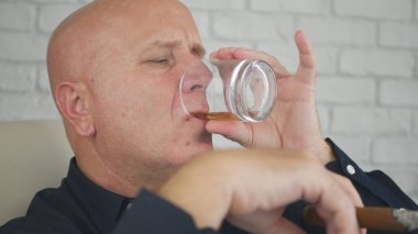 Viski içme ve puro sigara işadamı görüntüsü