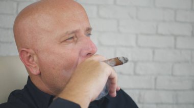 Bir puro oda ofis içinde sigara ciddi işadamı görüntüsü