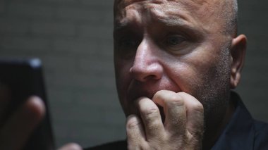 Cep telefonu iletişim kullanarak korkmuş ve hayal kırıklığına işadamı metin