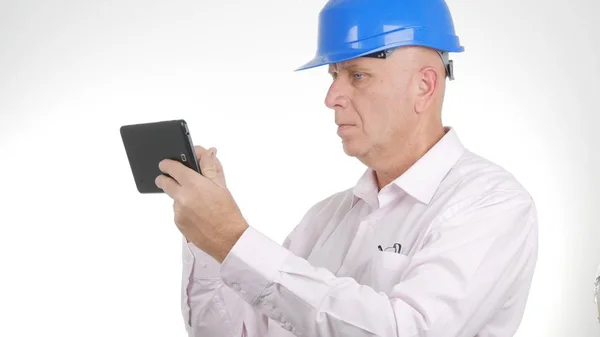 Engineer Image Text Using Tablet Internet Connection — Stock Photo, Image