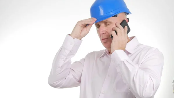 Επιχειρηματίας Φορώντας Κράνος Μηχανικός Επικοινωνεί Χρησιμοποιώντας Κινητό — Φωτογραφία Αρχείου