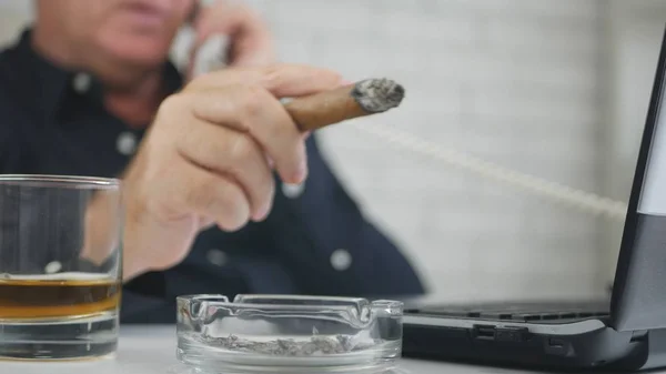 Розмите Зображення Бізнесменом Курінням Сигар Пити Віскі Допомогою Телефону — стокове фото
