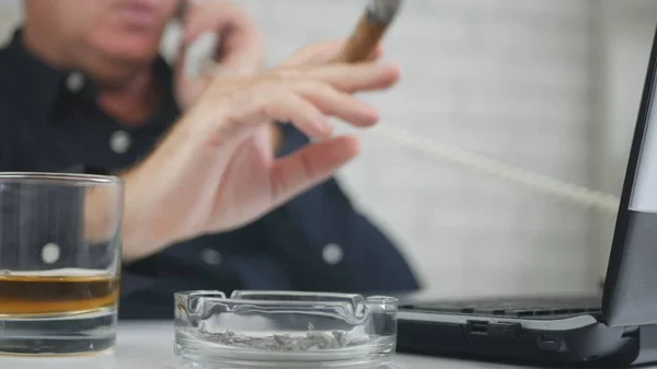 Размытое Изображение Бизнесменом Курящим Сигару Пьющим Виски Телефону — стоковое фото
