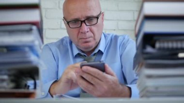 İşadamı bir cep telefonu kullanarak mali Office metin