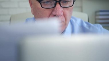 İşadamı Office okuma belgeleri ve iş bilgi üstünde Laptop