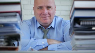 Memnun ans mutlu işadamının bir banka Office görünümlü ve gülen kamera için