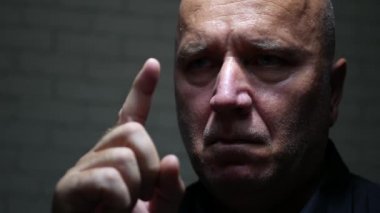 Parmak ile işaret işadamının uyarı üzmek