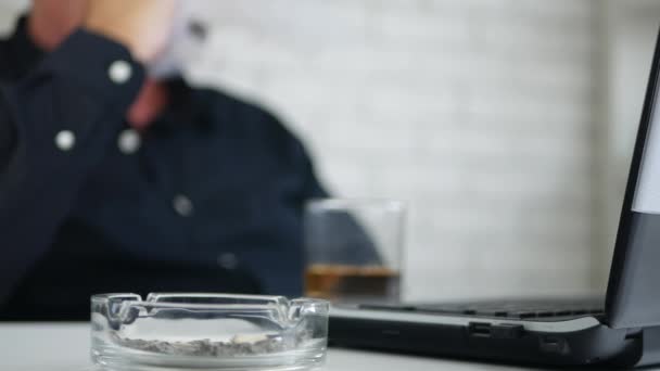 Rozmazaný obraz s podnikatelem kouřil doutník a pití skotskou — Stock video