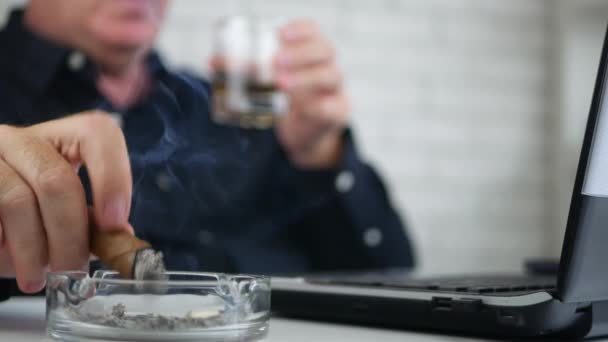 Uomo d'affari in ufficio Smoke a Cigar and Drink Whisky — Video Stock