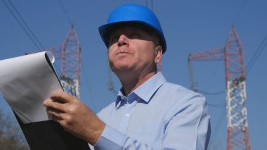 Kahvaltı zaman çalışma mühendis elektrikçi yemek ve gündem okuyun