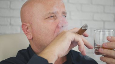 Viski içme ve puro sigara işadamı görüntüsü