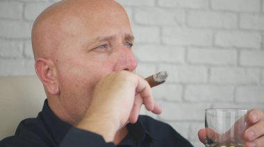 Viski içme ve puro sigara işadamı görüntüsü