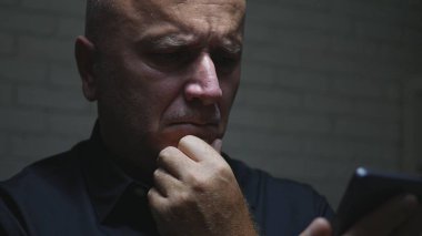 Hayal kırıklığına işadamı cep telefonu ağı kullanarak kötü haber e-posta okuma