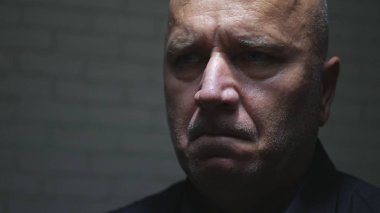 Kamera için ciddi arıyorum ciddi kendinden emin ve üzgün işadamı