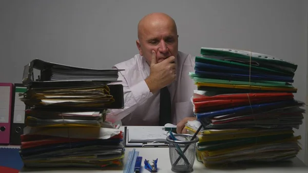 Rozczarowany biznesmen myślenia zamyślony znudzony i zmęczony w biuro rachunkowe — Zdjęcie stockowe