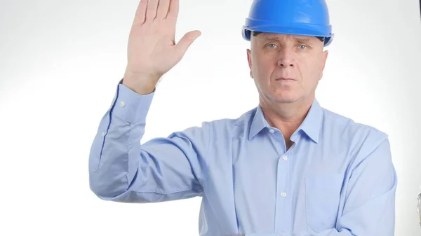 Бизнесмен в шлеме инженера Салют с ручными жестами — стоковое фото
