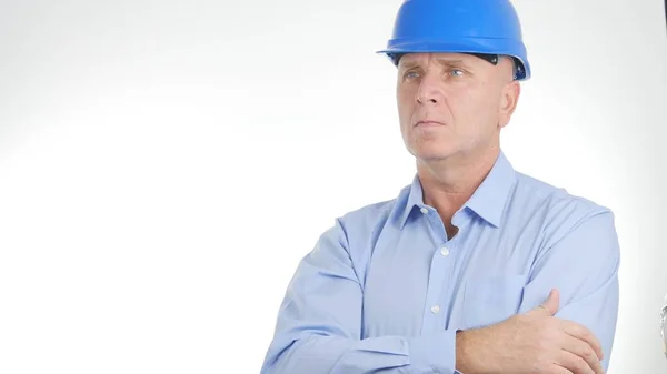 Image d'un homme d'affaires portant le casque dur d'un ingénieur dans une présentation confiante — Photo