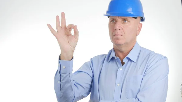 Správce nošení inženýr helmu značka dobrou práci znamení Ok gesta — Stock fotografie