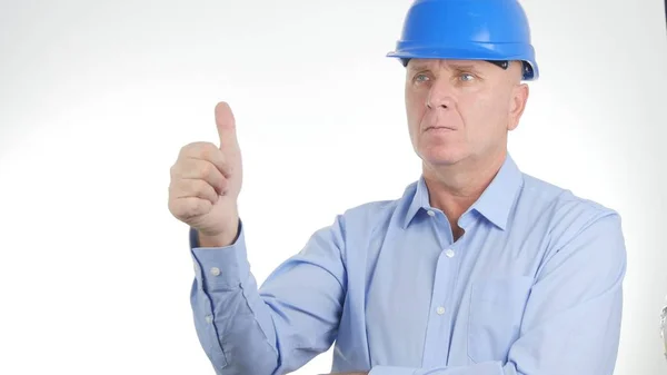 Yöneticisi giyen mühendis kask yapmak iyi iş işareti jest yaşasın — Stok fotoğraf