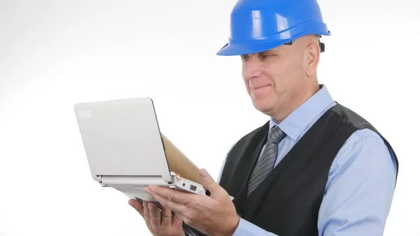 Ondernemer afbeelding dragen van veiligheidshelm ingenieur doet met Laptop — Stockfoto