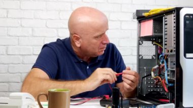 Bilgisayar bakım çalışmaları ve başparmak yukarı gülümseyen teknisyen uzmanı