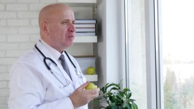 Tıbbi klinik bir taze elma yemek aç doktor