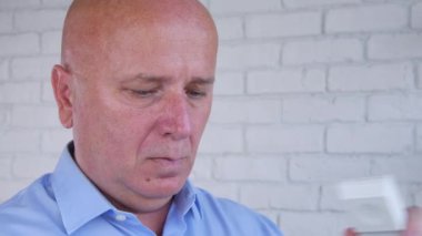 İşadamı Office telefon hattı kullanarak bir telefon çağrısı yapma