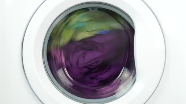 Máquina de lavar roupa que funciona girando e girando roupas molhadas — Vídeo de Stock