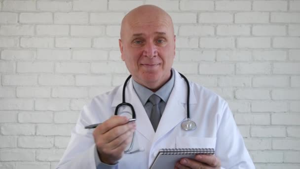 डॉक्टर एक रोगी को सुन रहा है एक नुस्खा लिखें और मुस्कुराओ आत्मविश्वास — स्टॉक वीडियो