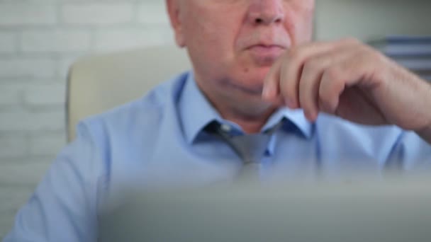 Усталый бизнес-образ Работа с ноутбуком в офисе — стоковое видео