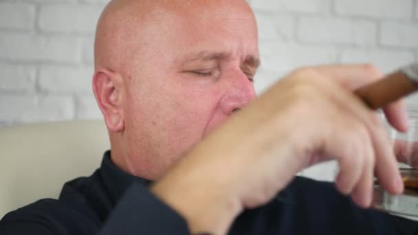 Zakenman afbeelding drinken van een glas met Alcohol en roken een smaak sigaar — Stockvideo