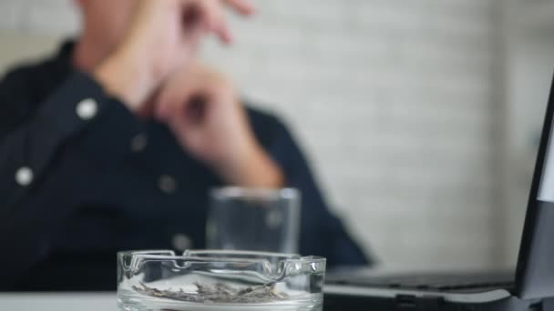 Imagem do empresário no escritório Relaxando e fumando um charuto — Vídeo de Stock