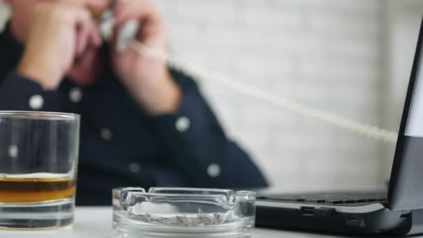 Telefonla konuşurken ve siyah bir puro sigara ofiste iş adamı — Stok video