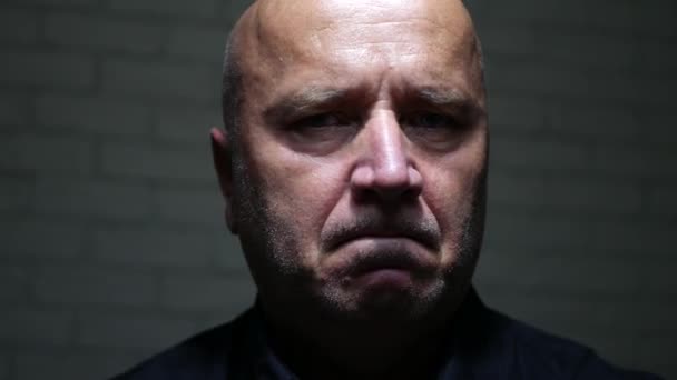 Üzgün ve hayal kırıklığına adam yakın görüntü Nod — Stok video