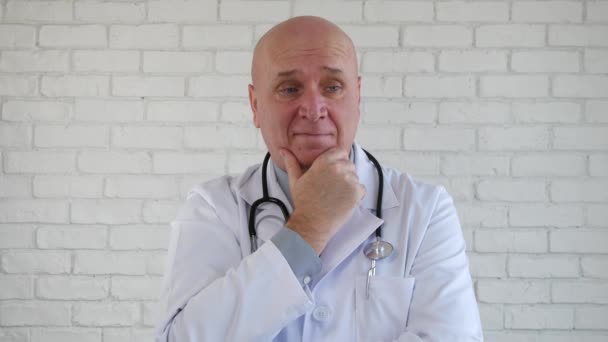 Jistý lékař obraz usmívat a myslet zdravotní problémy — Stock video