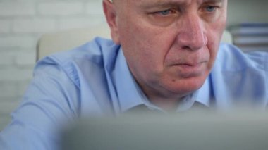 Kendine güvenen Yöneticisi çalışma üstünde Laptop Office erişme finansal bilgi