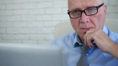 Yöneticisi Office içinde Laptop üzerinde gözlük ile