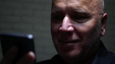 Mutlu işadamı cep telefonu iyi finans haberleri okuyun