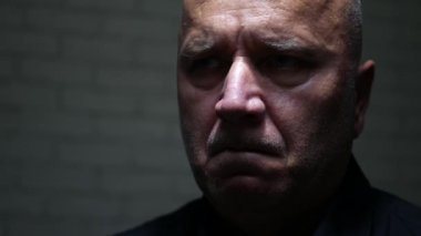 Hayal kırıklığına uğramış ve endişeli düşünüyorum adam görüntü Nod üzgün