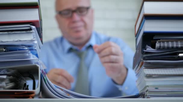 Geschäftsmann, der spät im Büro arbeitet, reibt sich müde die Augen — Stockvideo