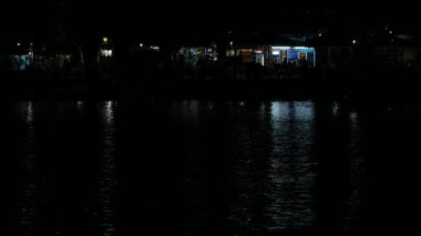 Bir limanda bir Akdeniz turizm tesisi ile gece görünümü