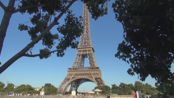 Parijs landschap met Eiffeltoren beeld van de kant van de rivier de Seine — Stockvideo