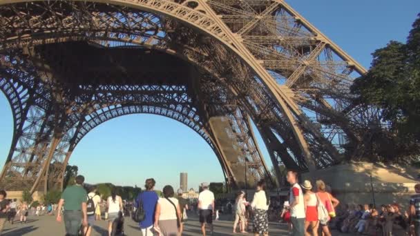 Touristen besuchen den Eiffelturm, das touristische Symbol von Paris — Stockvideo