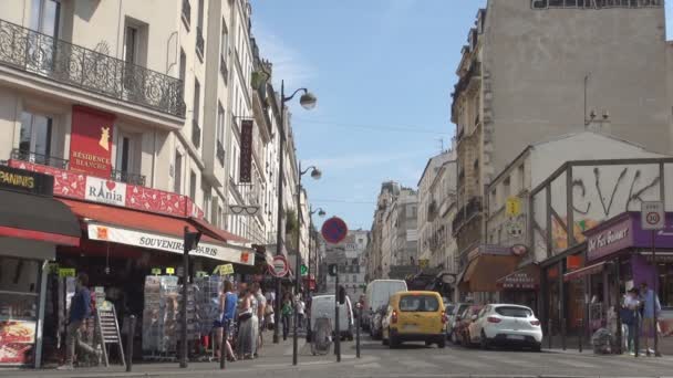 Rua lotada com pessoas e carros Tráfego no centro de Paris — Vídeo de Stock
