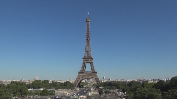 Imagen del centro de París con la Torre Eiffel en el centro — Vídeos de Stock
