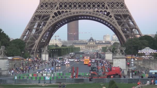 Paris Downtown Street Imagem com Turistas Visitando a Torre Eiffel — Vídeo de Stock