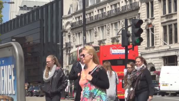 Londra şehir merkezinde sokak görüntü ile araçların trafik ve insanlar yürüyen — Stok video