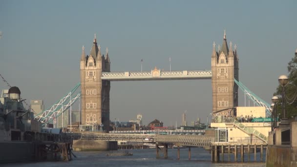 Tower Bridge Bild bei Tageslicht eines der Touristensymbole Londons — Stockvideo