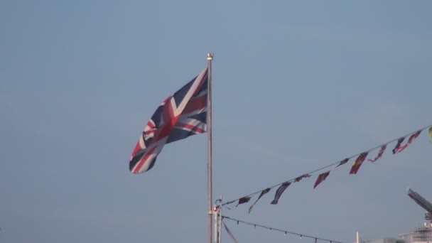 Bandera del Reino Unido en el edificio que se mueve con el viento — Vídeos de Stock